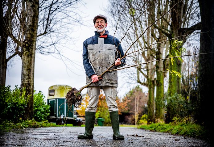 Piet Jansen met een ingeleverde stek bij zijn boerderij in ‘s-Gravendeel.