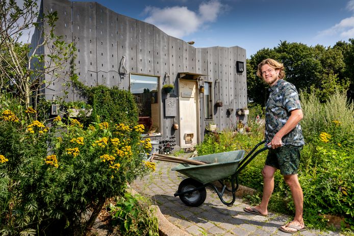 Stijn Mertens voor zijn zelf gebouwde tiny house.