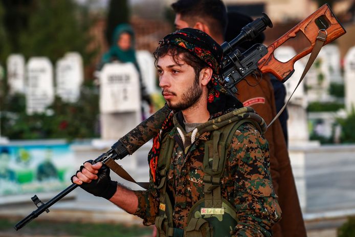 Een Koerdische strijder van de Syrische Democratische Strijdkrachten (SDF).