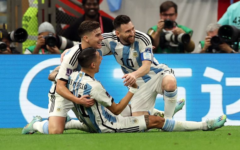 epa10372324 Angel Di Maria of Argentina (down) celebrates scoring the 2-0 with Julian Alvarez (L) and Lionel Messi (R) during the FIFA World Cup 2022 Final between Argentina and France at Lusail stadium, Lusail, Qatar, 18 December 2022.  EPA/Tolga Bozoglu Beeld ANP / EPA