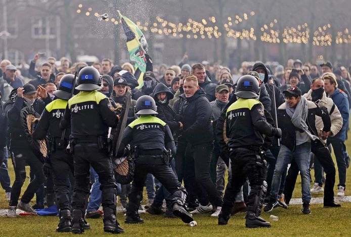 Demonstranten op het Museumplein tegenover de oproerpolitie.