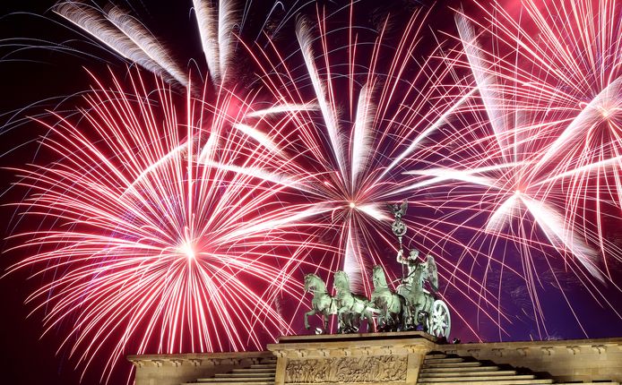 Vuurwerk aan de Brandenburger Tor in Berlijn.