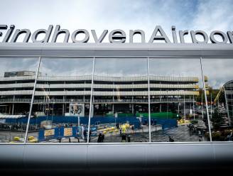 Driehonderd reizigers slapen op veldbedden op Eindhoven Airport