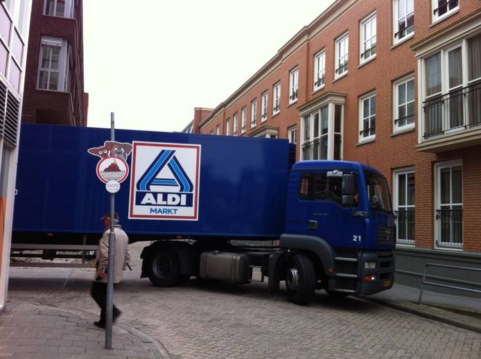 Een vrachtwagen levert in 2017 goederen af bij de Aldi in het centrum van Helmond.