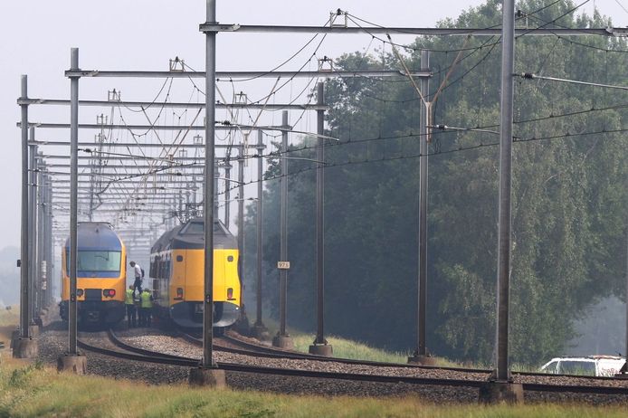 Passagiers stappen na lang wachten, via een loopbrug over van de ene op de andere trein. Het treinverkeer was gestremd tussen Zwolle en Meppel na een aanrijding met een persoon.