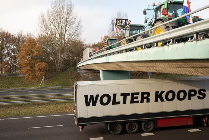 Boeren zetten hun voertuigen op het viaduct van de Stachouwerweg over de A27 om te protesteren.