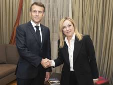 La discrète rencontre entre Macron et Meloni fait réagir: “Complaisance avec le fascisme”