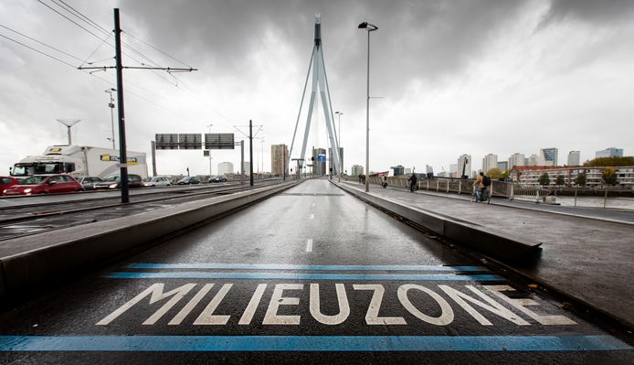 Een milieuzone bij de Erasmusbrug in het centrum van Rotterdam.