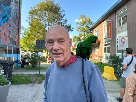 Luke with his noble parrot at Gentse Feesten