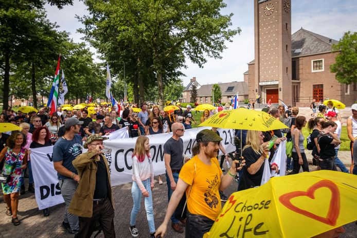 Demonstratie Op Urk Tegen Corona Maatregelen Met Gele Paraplu S En Willem Engel Flevoland Destentor Nl