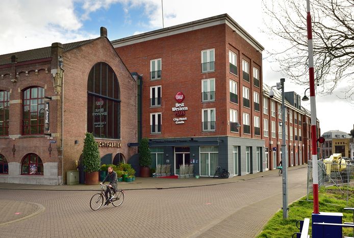 Bewoners van de nachtopvang van het Kompas aan de IJssellaan in Gouda verhuizen tijdelijk naar het Best Western Hotel.