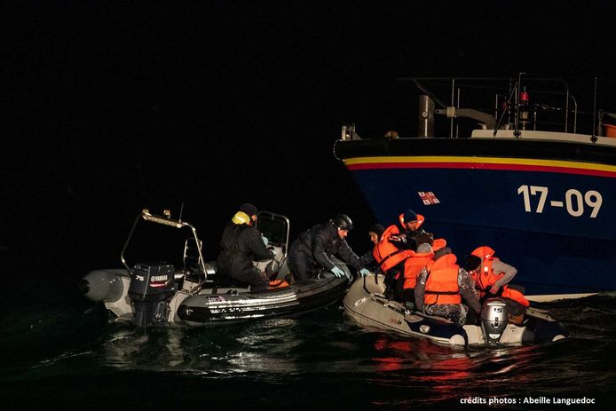 Acht mensen werden gered door de Franse kustwacht.