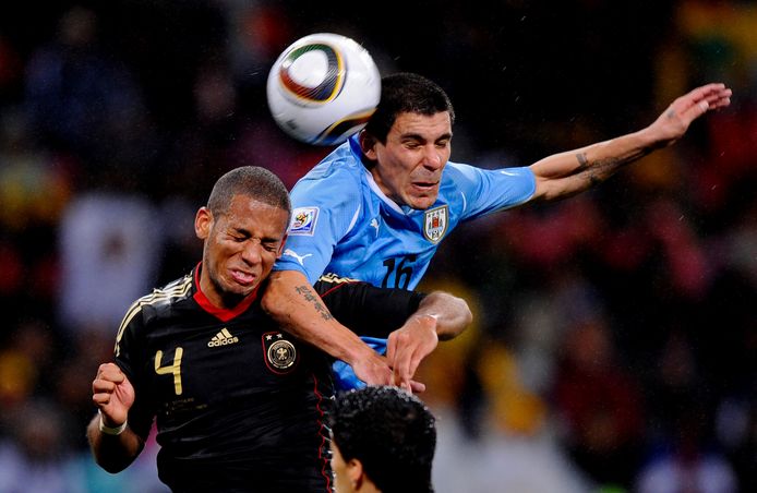 Maximiliano Perreira en Dennis Aogo in actie.