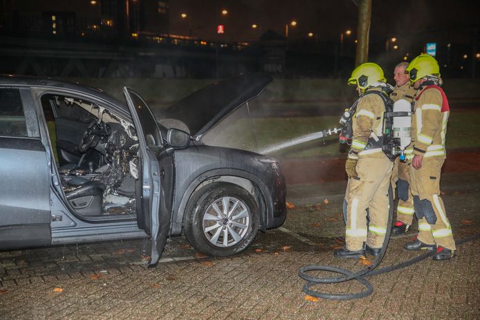 Vooral het interieur van de geparkeerde auto is flink beschadigd.