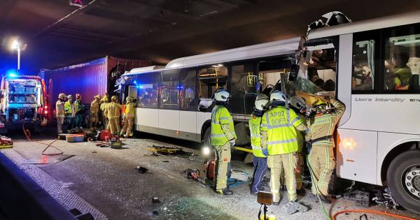 Dode, 5 zwaargewonden en 44 lichtgewonden bij ongeval met twee bussen op ring Antwerpen.