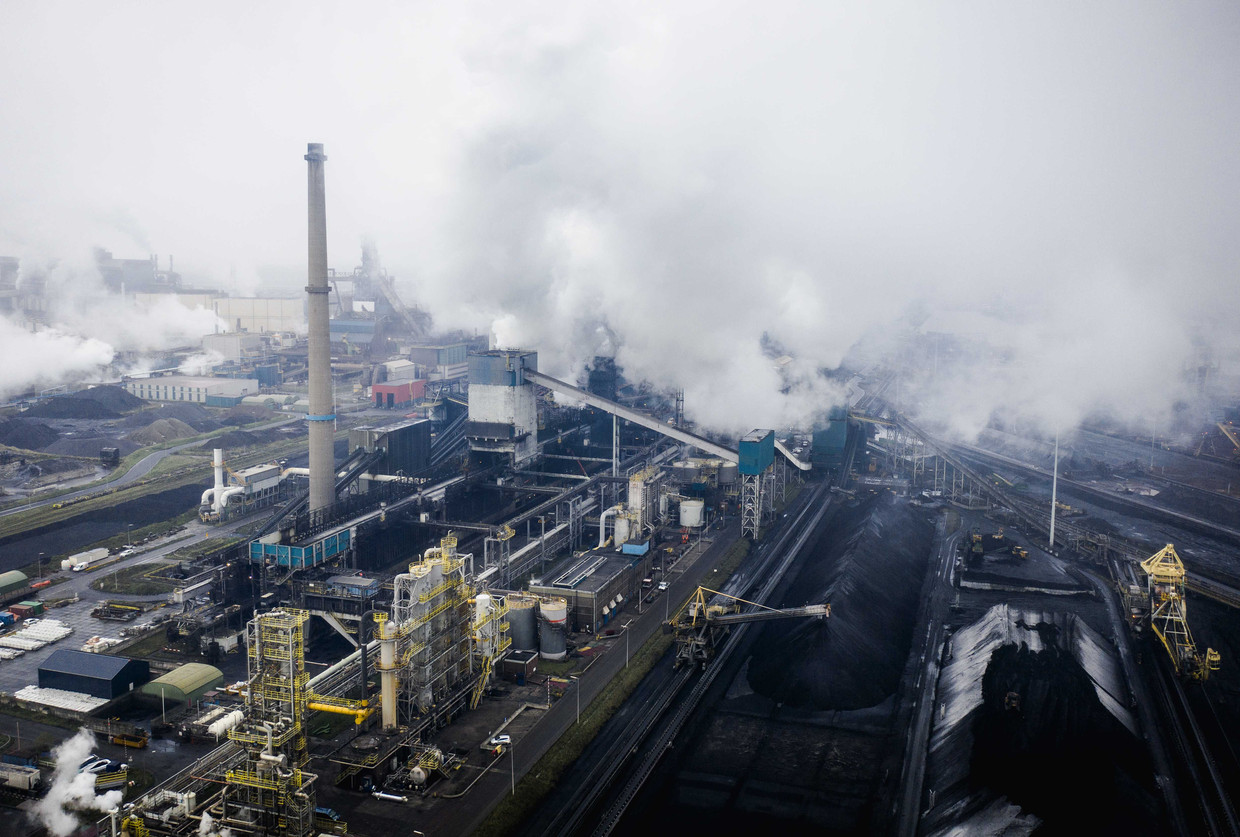 Een deel van het terrein van staalfabrikant Tata Steel, met onder meer hoogovens rond de vestiging in IJmuiden. Beeld ANP