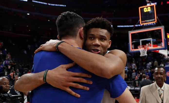 Giannis Antetokounmpo wordt gefeliciteerd door Zaza Pachulia van Detroit Pistons.