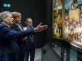 Charles de Mooij (links), toen nog als directeur van Het Noordbrabants Museum, bij de opening van de Jeroen Bosch-tentoonstelling door koning Willem Alexander. Rechts toenmalig burgemeester Ton Rombouts.