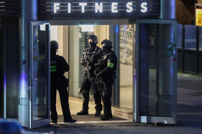 Zwaargewapende politieagenten aan de ingang van de John Reed-fitnessclub in Duisburg.