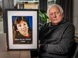 Vader Ab van der Zanden met een portret van zijn vermiste dochter.