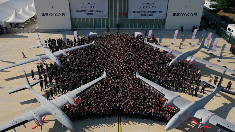 29 augustus 2021: demonstratie van Baykar-drones onder toezicht van de Turkse president Erdogan op vliegbasis en testcentrum Corlu in Tekirdag, Turkije. Beeld  Getty