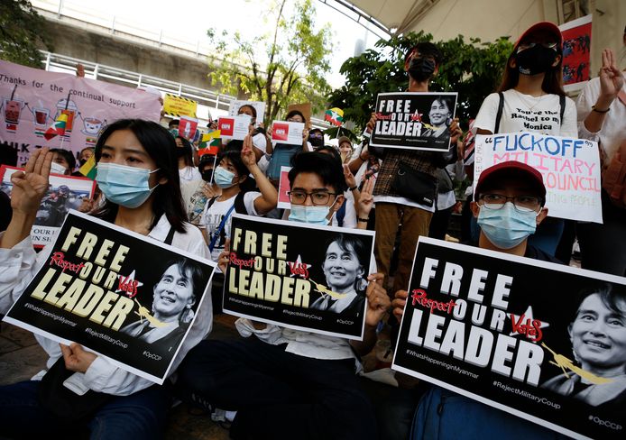 Myanmarezen in Thailand demonstreren voor de terugkeer van hun verkozen leider.