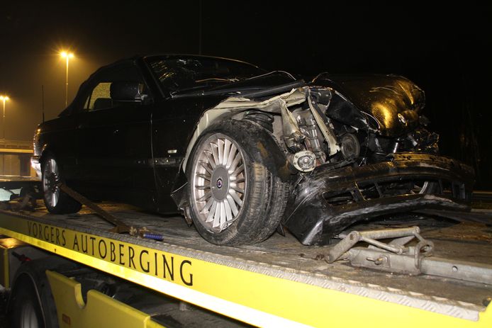 Een BMW liep aanzienlijke schade op na een crash op de A35. Ook een vrachtwagen en een andere auto moesten worden afgesleept.