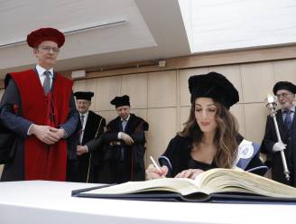 KIJK. Amal Clooney maakt indruk met speech bij huldiging als eredoctor van KU Leuven: “Dit is betekenisvol voor onze campus en ver daarbuiten