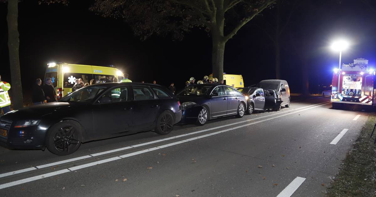 Botsing tussen vier auto’s: één bestuurder naar het ziekenhuis, kinderen nagekeken in ambulance.
