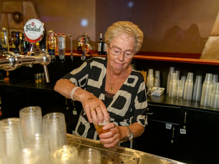 Reünie van ‘de familie’ van roemruchte disco De Ster: ‘Hier heb ik heel wat glazen bier weggebracht. En zweetdruppels’