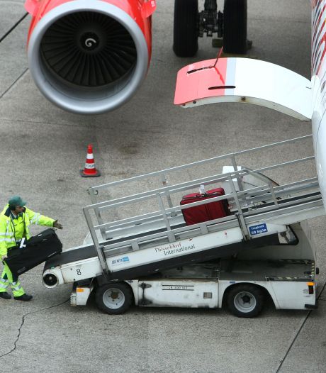 Luchthaven Düsseldorf: brandweer helpt met bagage uitladen