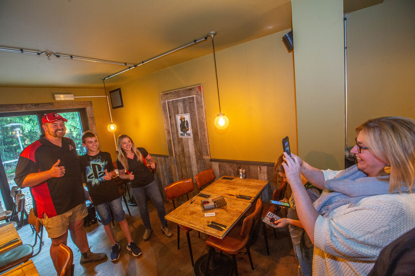 KIJK. Vijf hamburgers, vijf spekrepen en vijf plakjes kaas in minder