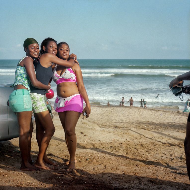Ghanese meisjes vermaken zich op het strand van Accra. Beeld Alfredo Caliz/Hollandse Hoogte   