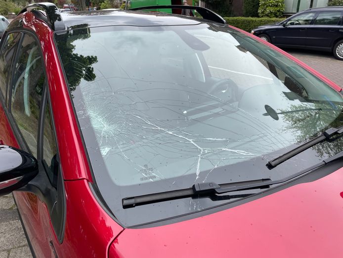 Een wielrenner is dinsdagmiddag rond 13.45 uur gewond geraakt bij een botsing met een auto op de kruising tussen de Rivierstraat en de Gestelsestraat in Eindhoven.