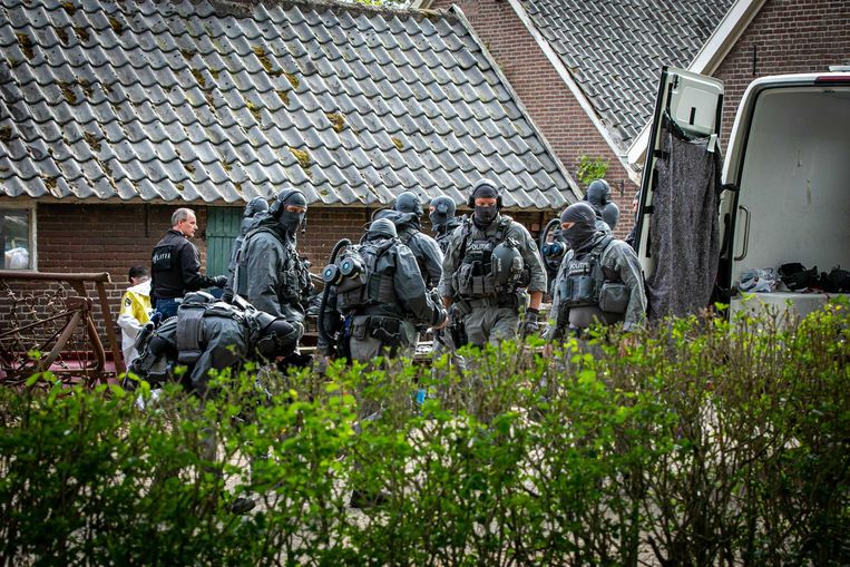 In het Gelderse dorp Achter-Drempt is een volgens de politie enorm crystal meth-lab aangetroffen. In de schuur bij een boerderij aan de Zomerweg lag een hoeveelheid crystal meth, en afgeleiden van dit verdovende middel, met een handelswaarde van naar schatting 10 miljoen euro. Beeld ANP
