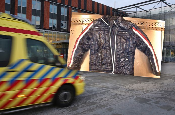 Bij het Gelre ziekenhuis in Zutphen overleed onlangs een vooralsnog onbekende man, hij droeg deze jas toen hij het ziekenhuis in werd gebracht.