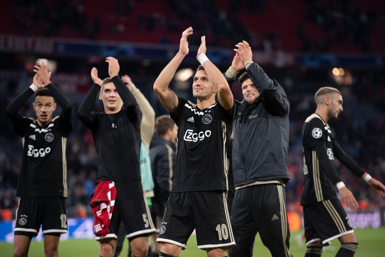 Ajax-spelers bedanken na afloop het publiek. Beeld anp