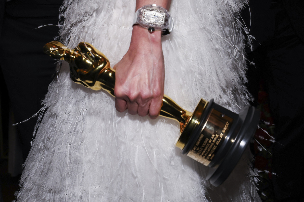 Michelle Yeoh heeft goud in handen. Beeld REUTERS