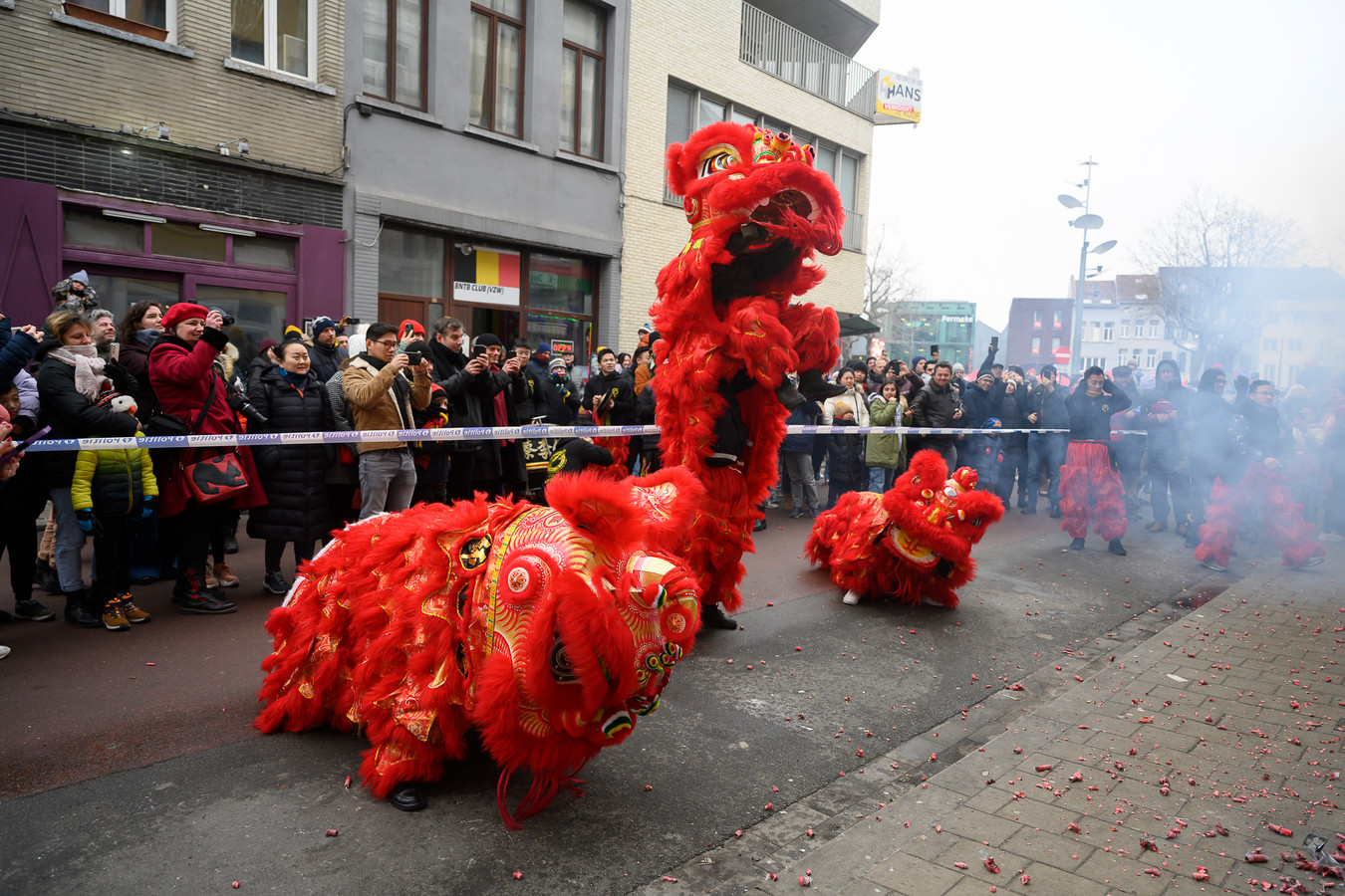 Leeuwendansparade luidt na twee jaar corona opnieuw Chinees Nieuwjaar