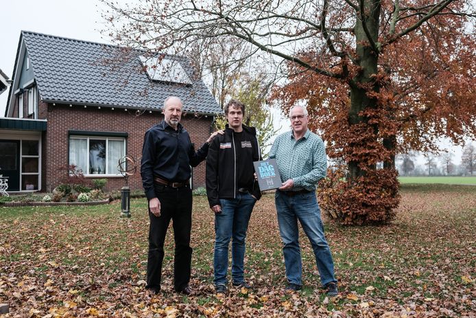 Schrijver Hans Piena, jongste telg Casper en Guido Papenborg met het boek over Eimert.