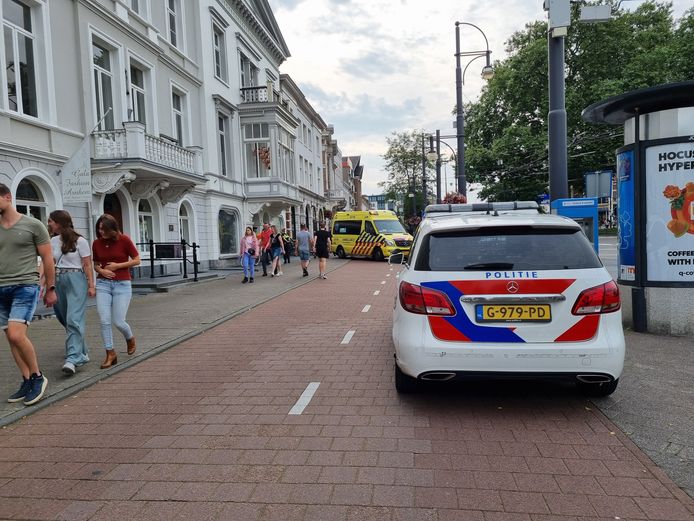 Twee fietsers kwamen vandaag in botsing op het fietspad in het centrum van Arnhem.