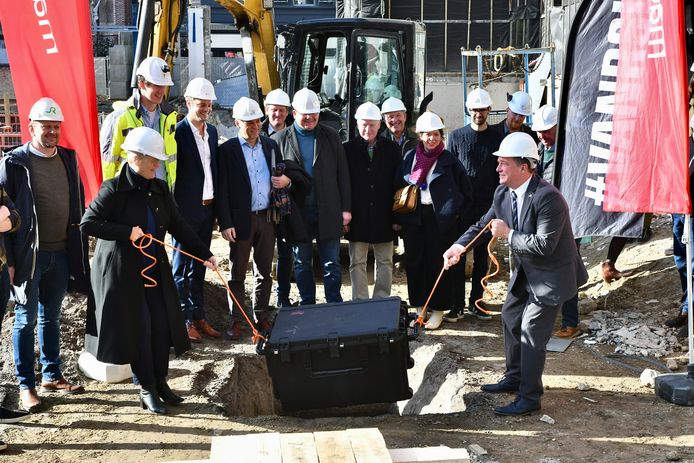 Een tijdscapsule van Roeselare werd begraven onder het duurzaamste stadhuis in wording.