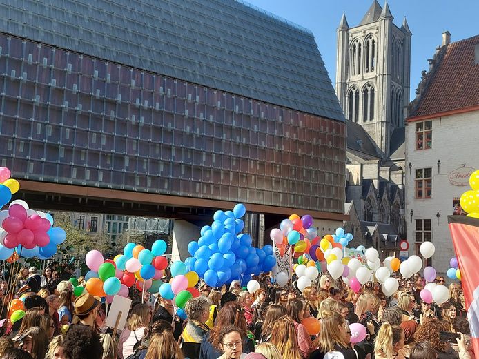 Een stoet kleurrijke ballonnen bij het protest.