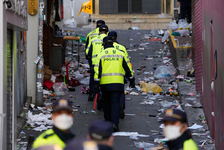 Het smalle straatje in de populaire uitgaansbuurt Itaewon waar het halloweendrama gebeurde. Beeld AP