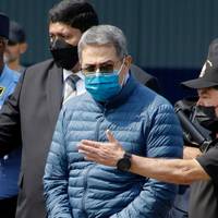 Trump belooft gratie aan de voor drugssmokkel tot 45 jaar veroordeelde oud-president van Honduras