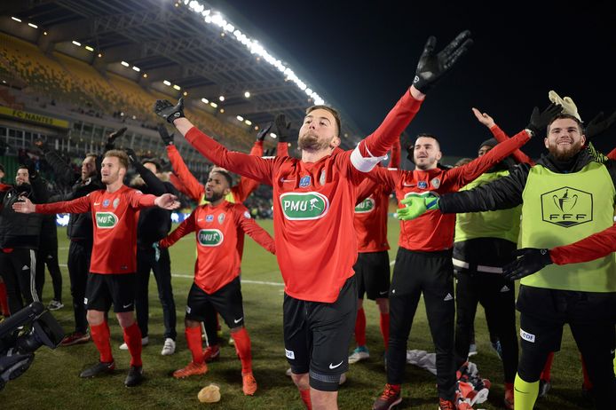 Spelers van Les Herbiers vieren de plaats in de halve finale van de Franse beker met de supporters.