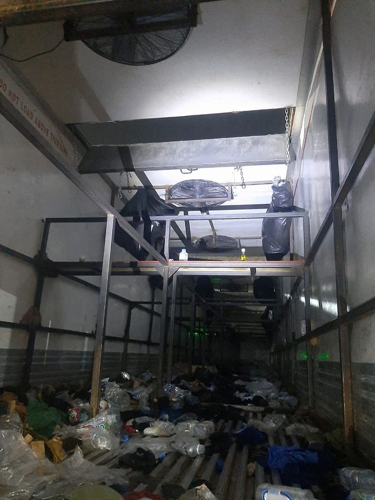 De binnenkant van de vrachtwagen waar 343 migranten werden gevonden. Beeld via REUTERS