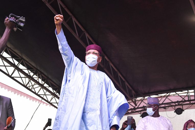 De nieuw gekozen president van Niger, Mohamed Bazoum, tijdens een toespraak op het hoofdkantoor van zijn partij in Niamey na de aankondiging van de verkiezingen. Beeld AFP