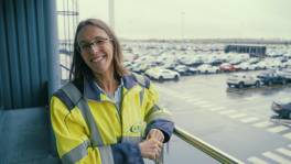 Ann geeft rondleiding op de grootste autoterminal ter wereld