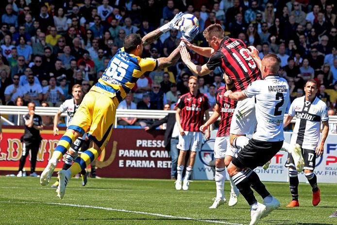 Luigi Sepe in actie tegen AC Milan.